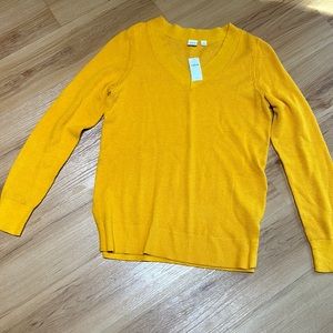 NWT women’s gap sweater size small